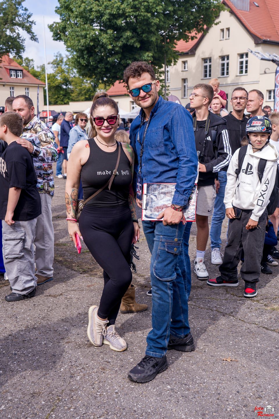 Zdjęcie z Darią wokalistką zespołu AmCrush podczas zlotu samochodów amerykańskich